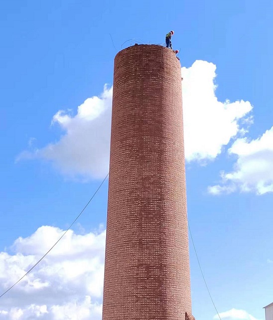 煙囪拆除:專業(yè)公司確保安全與技術(shù)雙重保障