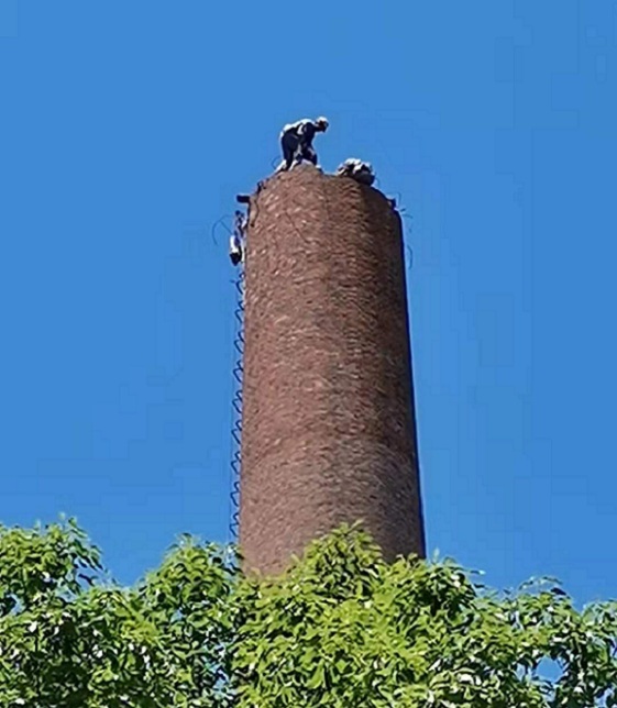 拆除煙囪公司:人工拆除——精細(xì)操作與靈活應(yīng)對